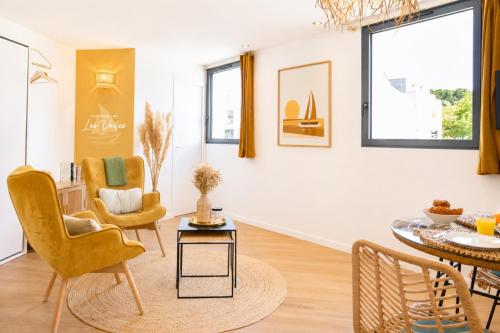 a living room with chairs and a table at Appart'Hôtel & Spa "Les Voiles" Le Groix in Carnac