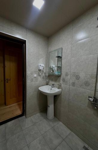 a bathroom with a sink and a mirror at Ord INN in Oni