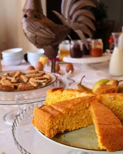 a table with two plates of bread on a table at Agriturismo Al Capretto in San Vendemiano