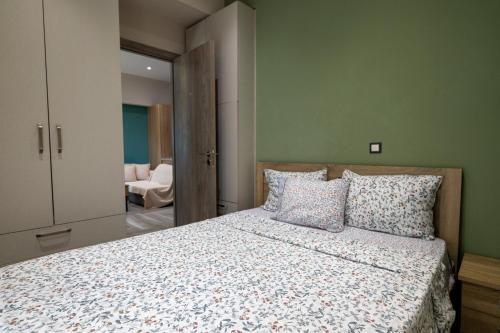 ein Schlafzimmer mit einem großen Bett und einem Schrank in der Unterkunft Xenophon Studios in Mytilini