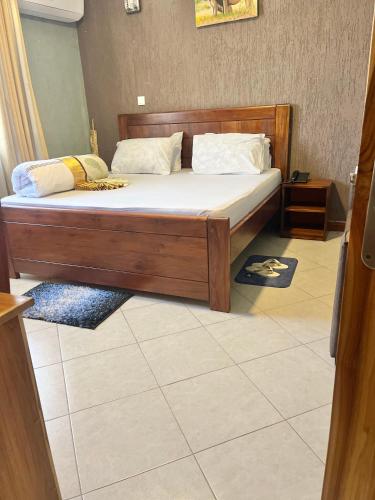 Llit o llits en una habitació de Arusha Business Hotel