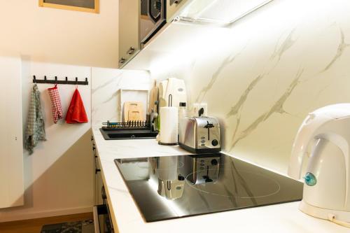 a kitchen with a counter with a coffee maker at Cocon d'Altitude avec Terrasse, Calme & Parking Privé in Orbey