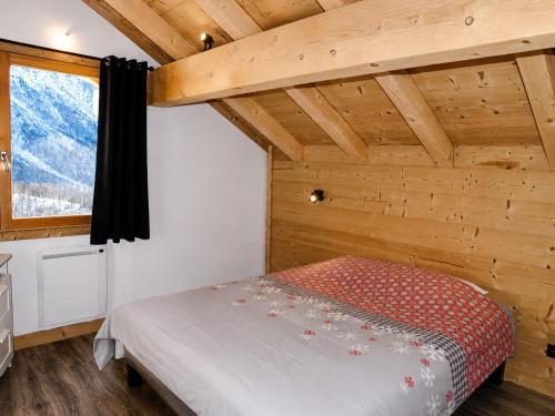a bedroom with a bed in a wooden cabin at Chalet Loan in Montgenèvre