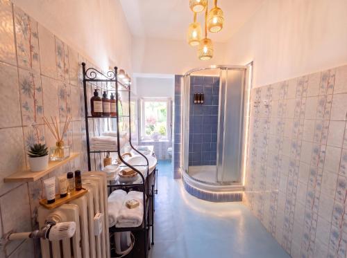 a bathroom with a walk in shower next to a walk in shower at SWEET APT Piazza Statuto 9 Deluxe NEL PIENO CENTRO DI TORINO in Turin