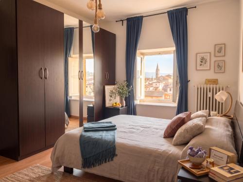 a bedroom with a large bed and a window at SWEET APT Piazza Statuto 9 Deluxe NEL PIENO CENTRO DI TORINO in Turin