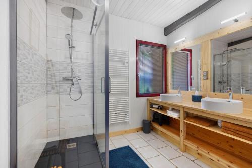 a bathroom with two sinks and a shower at Le Cocon Vendéen Chambres D'hôtes in Saint-André-Goule-dʼOie