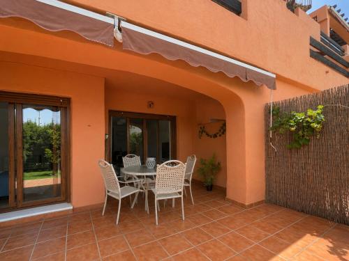 Beautiful 2-Bedroom Frontline Beach Apartment