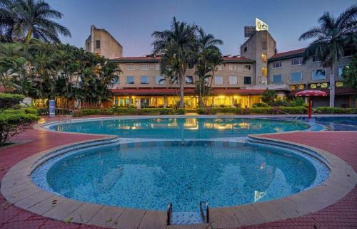 Bazén v ubytování Ramee Guestline Hotel Bangalore nebo v jeho okolí