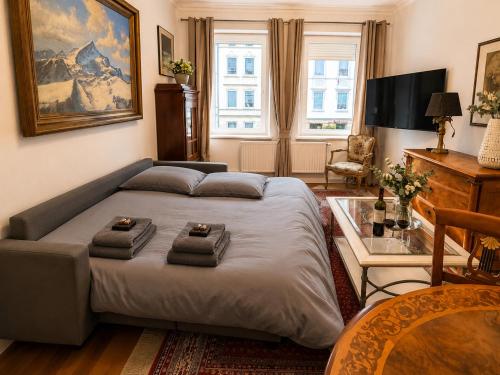 a bedroom with a bed with two towels on it at Velmora Boutique Suites - Vintage Design Apartment in Altstadtnähe in Lübeck