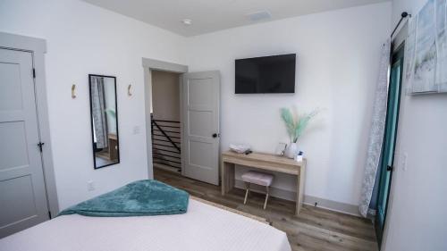 FREE Heated Pool! Sleeps 14 with Game Room! Close to Pier Park, Beaches & 30A! photo 73