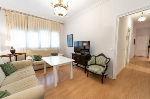 2 Bedroom Apartment by Guadalquivir River