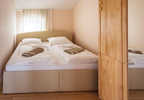 - une chambre avec un lit et 2 oreillers dans l'établissement Centralapartment J3, à Schwerin
