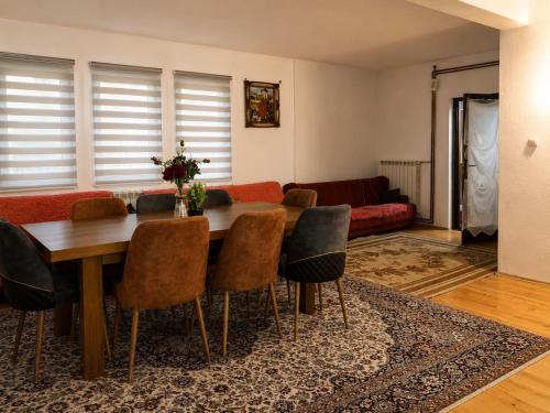 ein Wohnzimmer mit Tisch und Stühlen in der Unterkunft Sunset Hotel in Plav