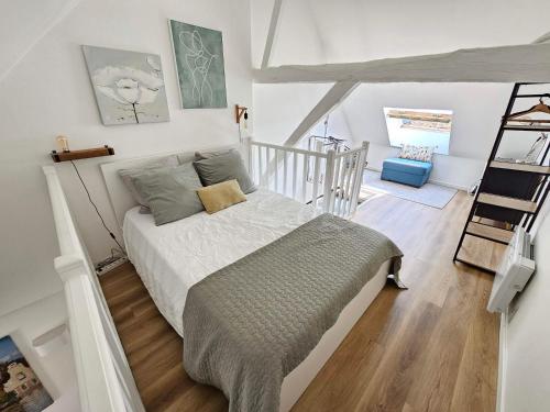 a bedroom with a bed in a room at Charmant Duplex au cœur de Vernon proche gare et Giverny in Vernon