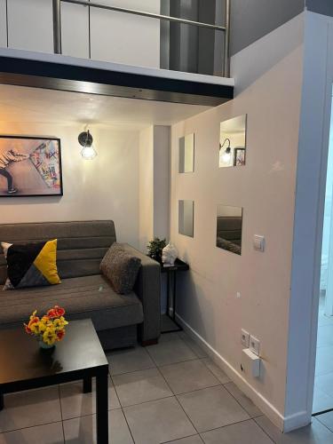 Spacious, bright and beautifully decorated flat in heart of Marais short walk to Picaso Museum