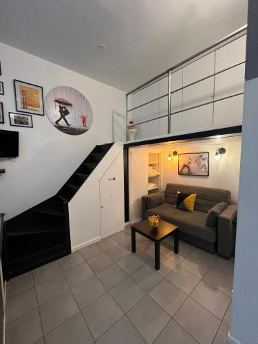Spacious, bright and beautifully decorated flat in heart of Marais short walk to Picaso Museum