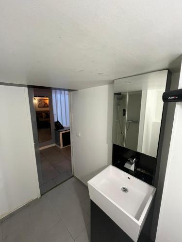 Spacious, bright and beautifully decorated flat in heart of Marais short walk to Picaso Museum