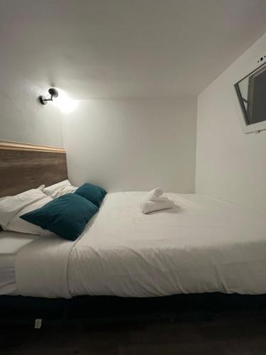Spacious, bright and beautifully decorated flat in heart of Marais short walk to Picaso Museum