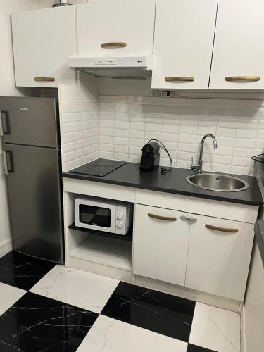 BLACK & WHITE - CHIC & PETIT MAISON- Pigalle 9eme