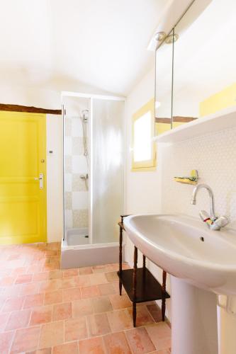 a bathroom with a sink and a shower at L'Antre quatre- 4p- Piscine partagée- Site troglodytique in Fontaine-Milon