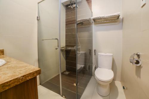 a bathroom with a toilet and a glass shower at Nhật Vy 1 Đà Lạt in Ấp Ða Lợi