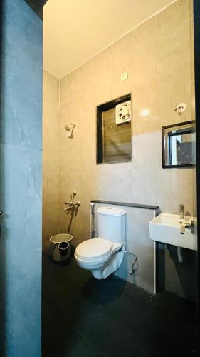 a bathroom with a toilet and a sink at Maxi villa maamalla in Mahabalipuram