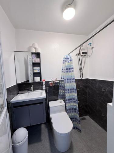 a bathroom with a toilet and a sink at Jabs cabin 2 in Angeles