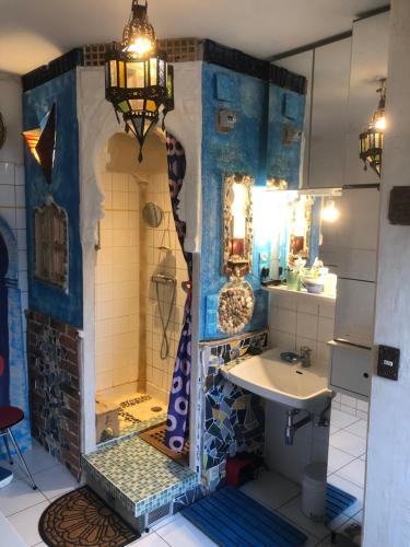 a bathroom with a sink and a shower at maison d'artiste chez Bé in Brunstatt