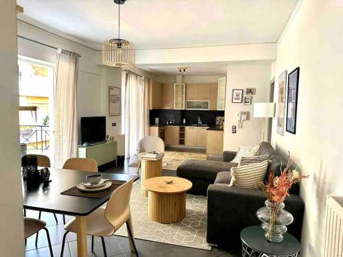 Bright modern central 2bd acropolis side view