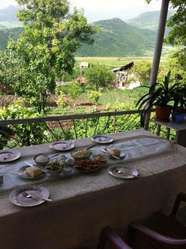 Ein allgemeiner Bergblick oder ein Berglick von des Bed & Breakfasts aus