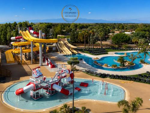 an image of a water park with a water slide at Le Tropical Mobil Home 6 Personnes - Plage à 200m - Parc Aquatique - Camping 5 Etoiles Les Dunes in Torreilles