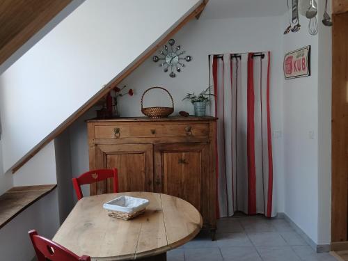 a table and chairs in a room with a staircase at Le Som' des Pyrénées in Luz-Saint-Sauveur