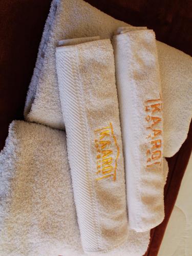 two white towels sitting on top of a table at Kaaro Hotel Suite in Puno