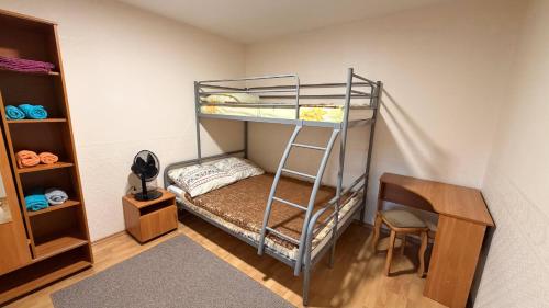 ein Zimmer mit Etagenbett und Schreibtisch in der Unterkunft Hotel Veagles in Narva-Jõesuu