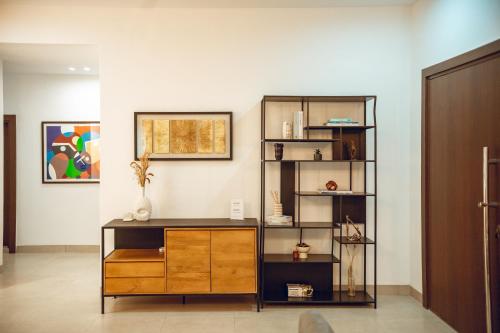 a room with a desk and a book shelf at Résidence Daana in Komé