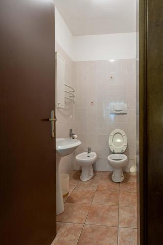a bathroom with a toilet and a sink at Casa Lucia 1 in Crone