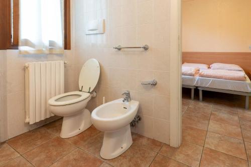 a bathroom with a toilet and a bidet at Casa Lucia 2 in Crone