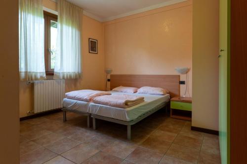 a bedroom with a bed and a window at Casa Lucia 2 in Crone