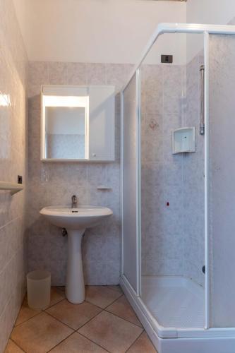 a bathroom with a sink and a shower at Casa Flora in Crone