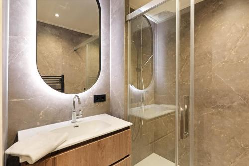 a bathroom with a sink and a shower at Prinsenhof 10 - Ouddorp in Ouddorp