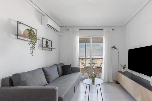 2BDR Apt with Pool Stunning Sunset 300m Beach