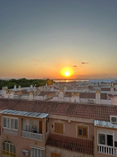 2BDR Apt with Pool Stunning Sunset 300m Beach