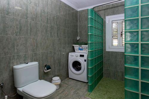 a bathroom with a toilet and a washing machine at CH Villa Mare Ciudad Quesada in Ciudad Quesada