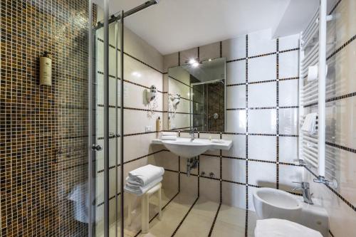 a bathroom with a sink and a mirror at Hotel Paganelli in Venice