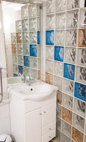 a bathroom with a sink and a mirror at Maison de charme avec vue sur mer à Bas Vent - Confort optimal in Bas Vent