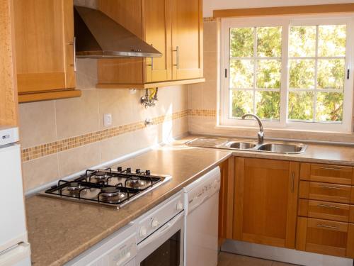 Charming Apartment in Albufeira with Shared Pool
