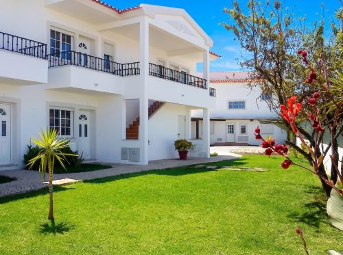 Charming Apartment in Albufeira with Shared Pool
