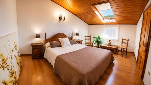 a bedroom with a bed and a table and chairs at Apartamento Cholo in Brañosera