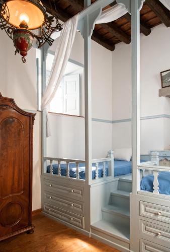 ein Schlafzimmer mit einem Bett und einem Kronleuchter in der Unterkunft Family House with Sea View in Patmos + Terrace in Patmos