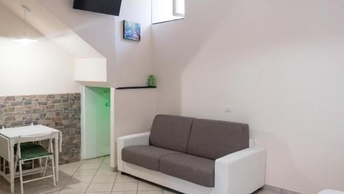 a living room with a couch and a table at Charming studio with air conditioning in Gragnano - 35 sqm in Gragnano